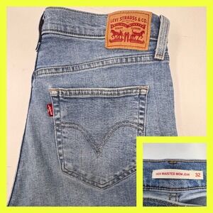 Levi's Women's High Waisted Mom Jeans Size 32 Medium Wash Blue Tapered Leg